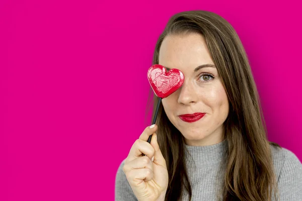 Mujer sosteniendo corazón rojo — Foto de Stock