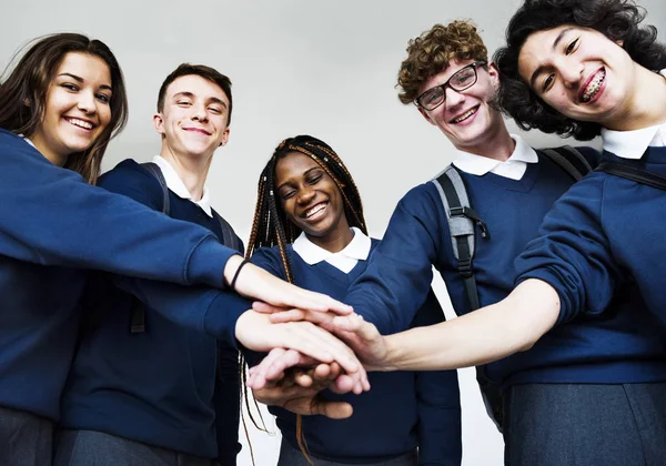 Studenten stapelen handen — Stockfoto