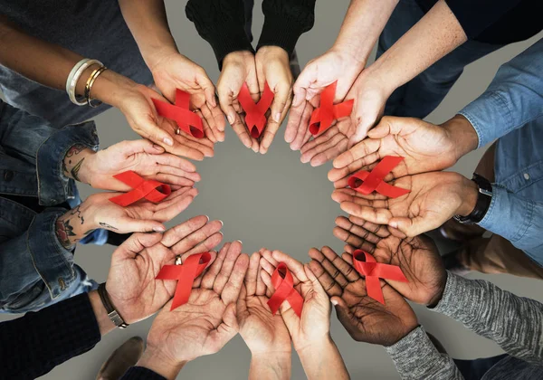 Руки с красными лентами — стоковое фото