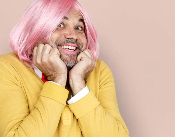 Человек в розовом парике — стоковое фото