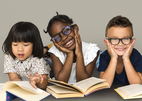 Raza mixta niños lectura libros —  Fotos de Stock