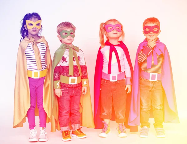 Glückliche Kinder in Superheldenkostümen — Stockfoto