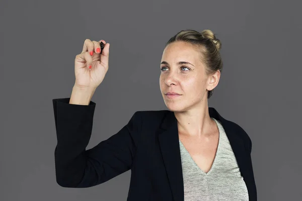 Mulher de negócios escrevendo em estúdio — Fotografia de Stock