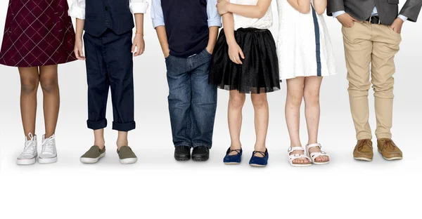 Niños piernas de pie en la fila —  Fotos de Stock
