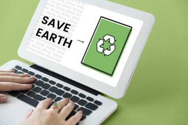 Eller dizüstü bilgisayarda çalışıyor