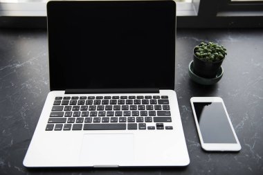 Açık tablo üstünde laptop 