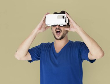 Adam visualiaing gerçeklik Gadget'ı kullanma