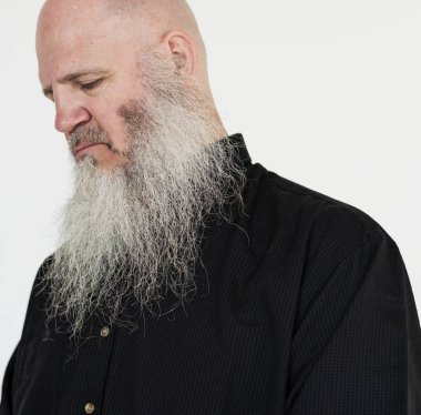 Yaşlı sakallı adam.