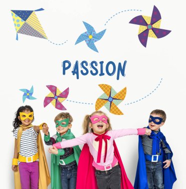 mutlu çocuk süper kahraman kostümleri