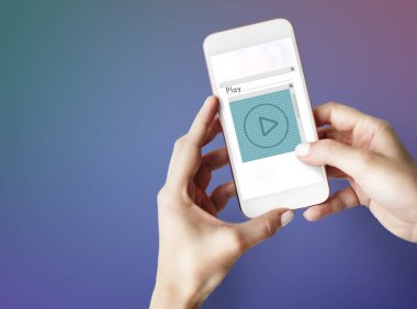 İnsan eli akıllı telefonu tutar