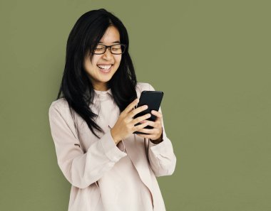 Asyalı kadın Smartphone kullanarak gülümseyen