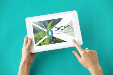 kişi holding dijital tablet