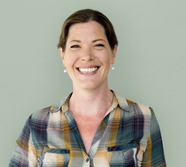 Olgun kadın gülümsüyor 