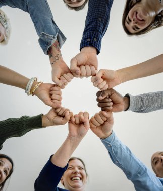 Daire el ele tutusun insanlarda çeşitlilik