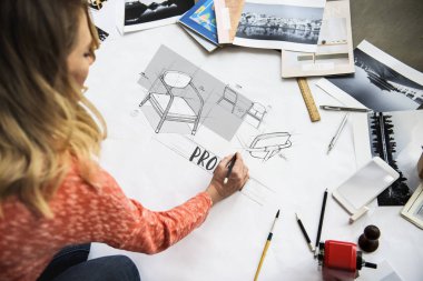 propject üzerinde çalışan kadın