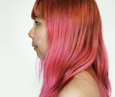 Pembe saçlı kadın.