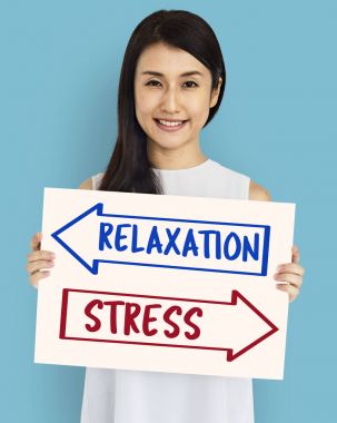 Kadın afişini tutar