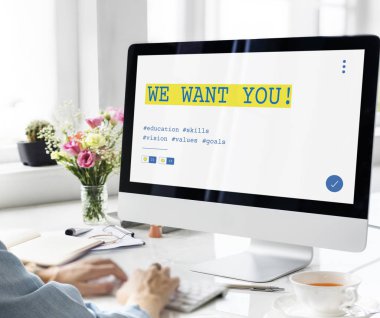 kadının ellerini klavyeden yazarak