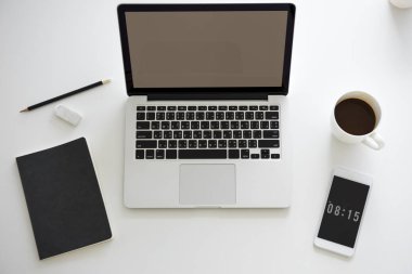 Açık tablo üstünde laptop 