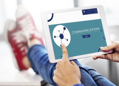 kişi holding dijital tablet