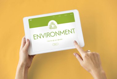 kişi holding dijital tablet