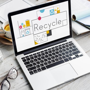 ahşap masa üstünde açılan laptop