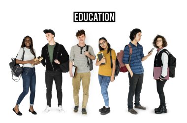 Stüdyoda ayakta öğrenciler