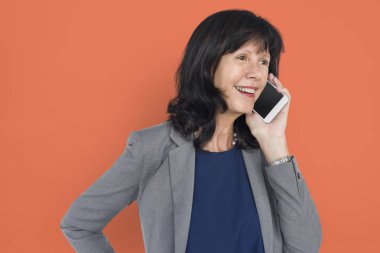 Cep telefonundan konuşan kadın