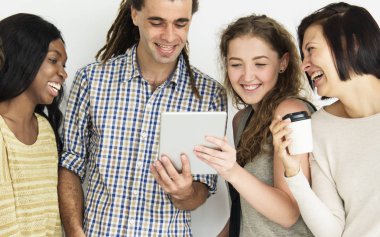 Dijital tablet vasıl arayan kişi 