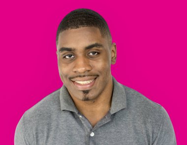 gülümseyen mutlu Afrika asıllı adam 