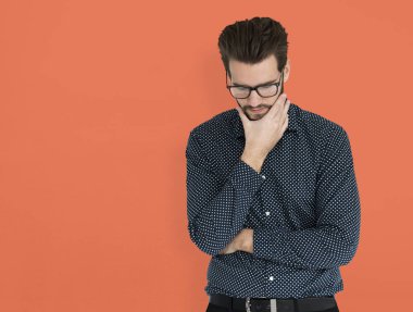 Yakışıklı sakallı adam. 