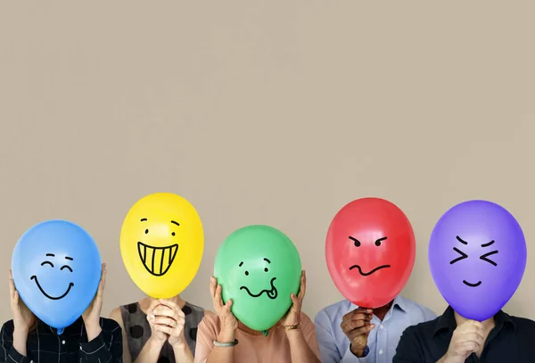 Les personnes debout avec des ballons — Photo