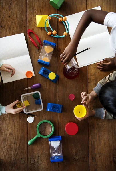 Kinderen studeren wetenschappelijk experiment — Stockfoto