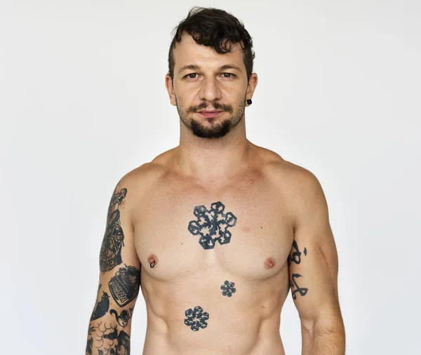 Joven hombre con tatuajes — Foto de Stock