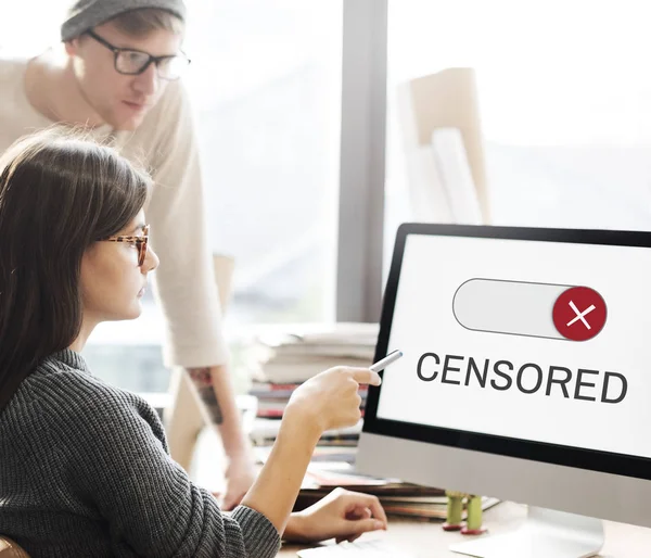 People looking on computer screen — Stock Photo, Image