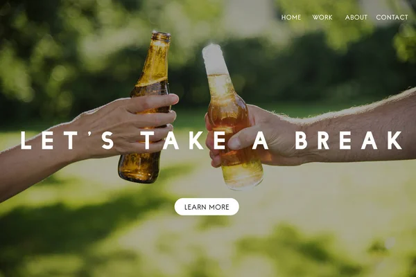 Coppia con bottiglie di birra — Foto Stock