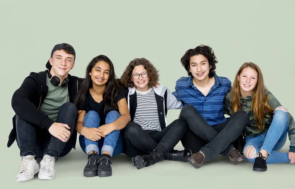 Подростки сидят вместе на полу — стоковое фото