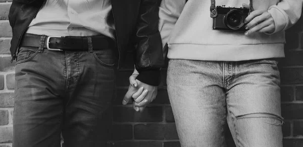 Пара держащихся за руки — стоковое фото