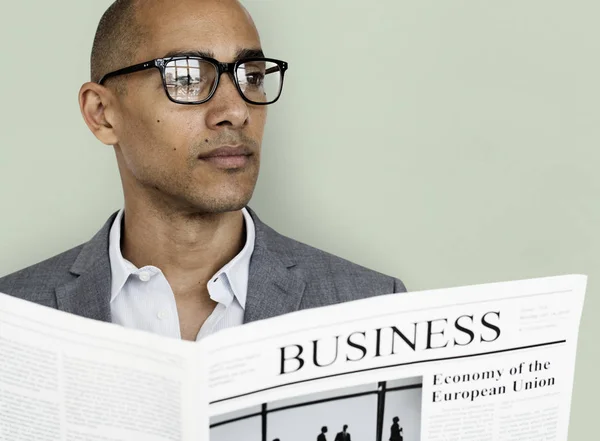Üzleti ember olvasó újság — Stock Fotó