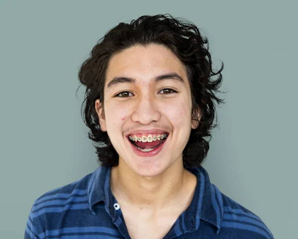 Chico sonriente en el estudio — Foto de Stock