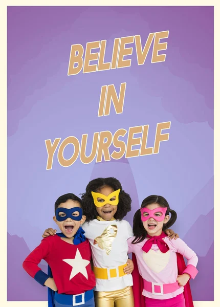 Visel a szuperhős-jelmezek gyerekeknek — Stock Fotó