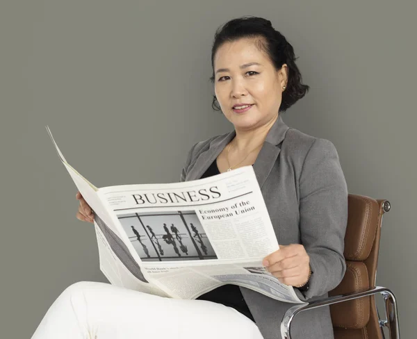 Asian business woman with newspaper — Stock Photo, Image