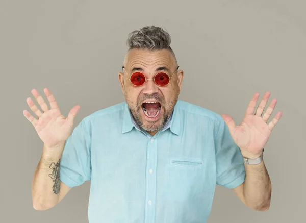 Hombre con las manos en alto — Foto de Stock