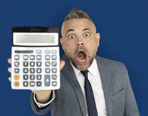 Бизнесмен с калькулятором — стоковое фото