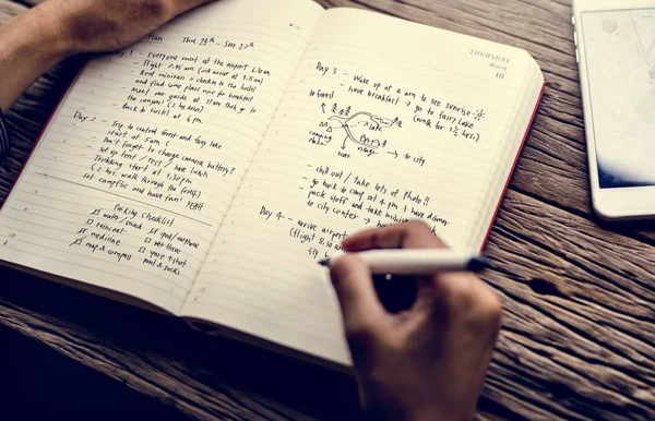 Mujer escribiendo en cuaderno — Foto de Stock