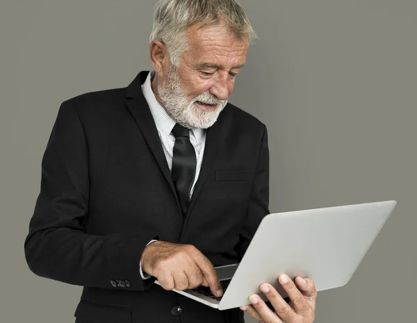 Geschäftsmann mit Laptop — Stockfoto