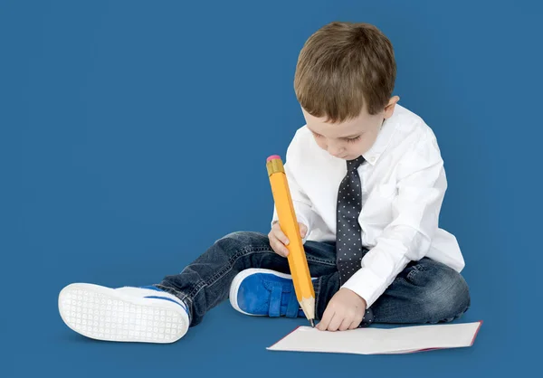 Jongetje studio schriftelijk — Stockfoto