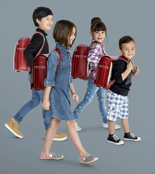 Dzieci z plecaki — Zdjęcie stockowe
