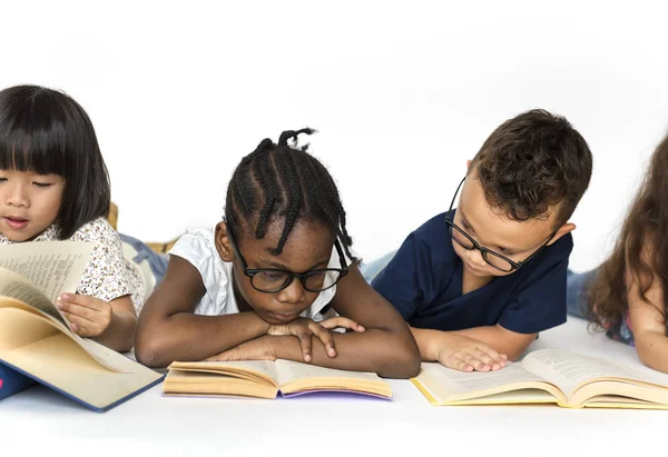 Dzieci w szkole z książek — Zdjęcie stockowe