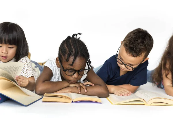 Escolares con libros — Foto de Stock